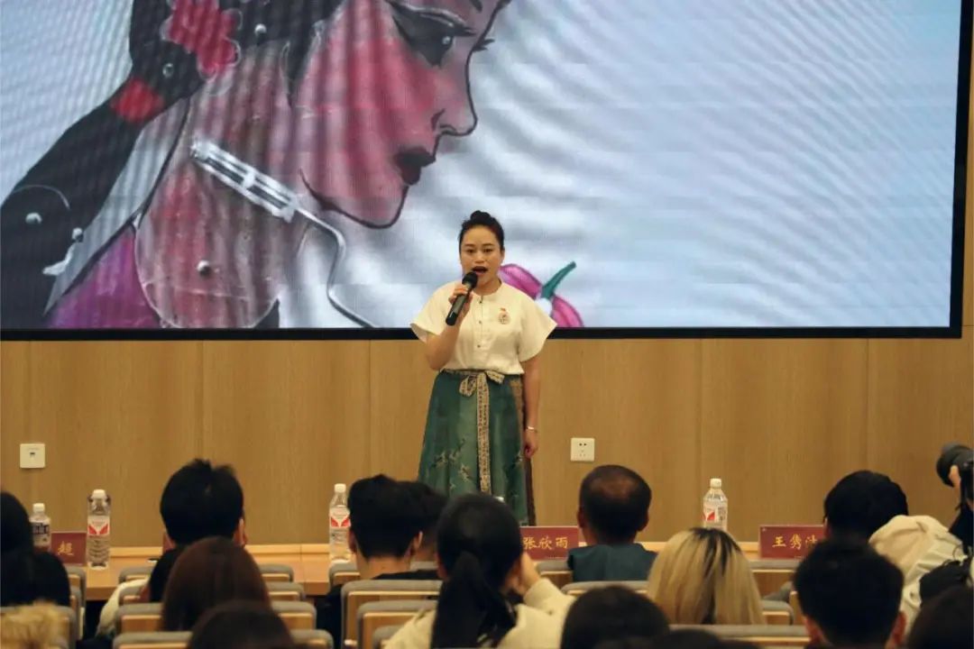 展示了新时代首都各界在坚持和发展中国