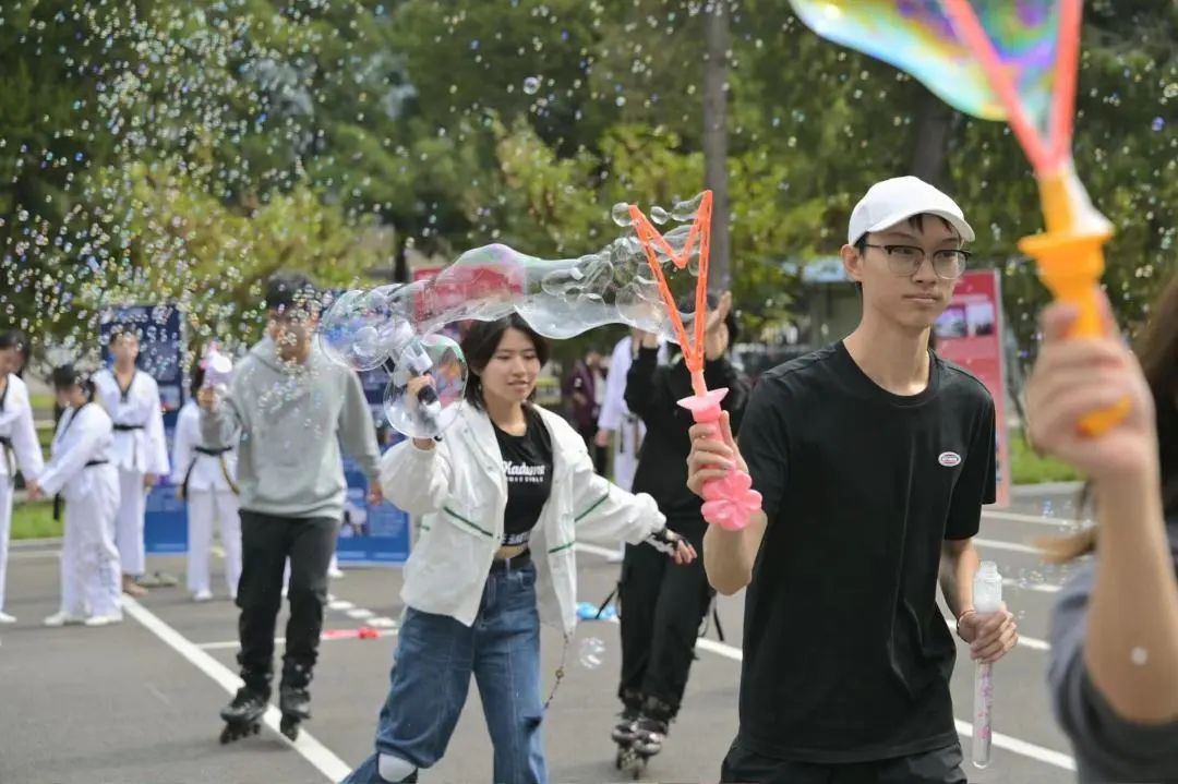 全程保障校庆期间的志愿服务