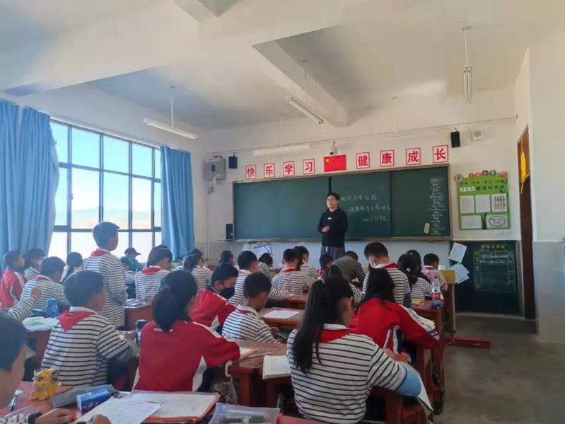 超过50万名高校毕业生到基层和人民中