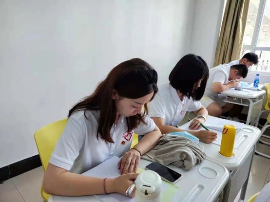 研支团)云南分队共12人前往赴滇参与
