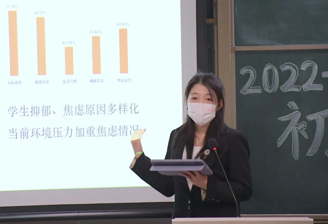 与此同时