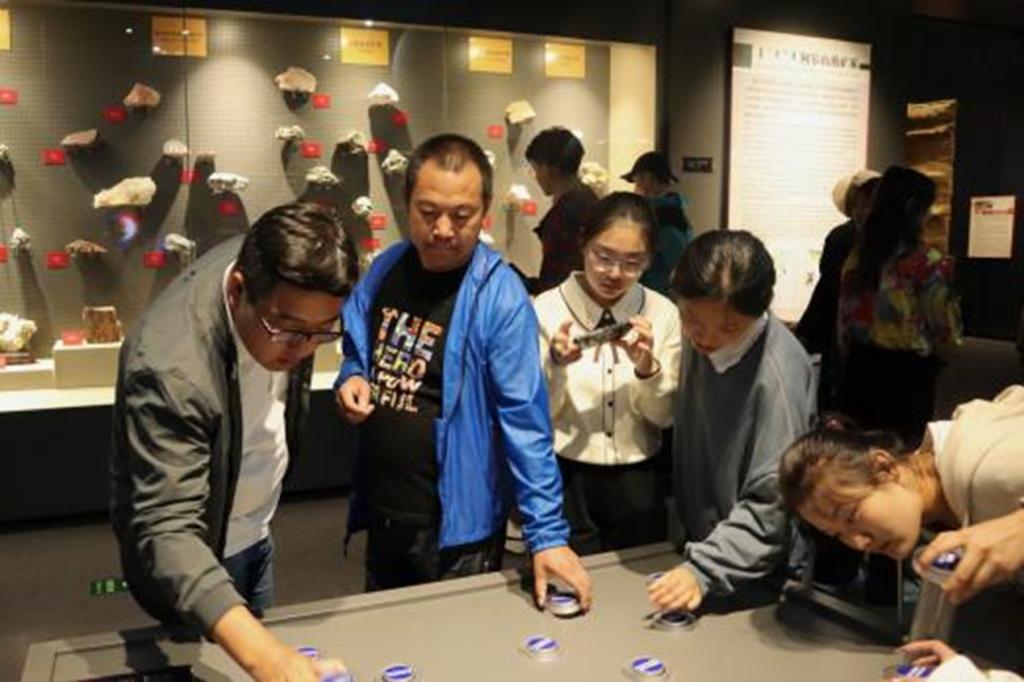 在结束对科右前旗察尔森嘎查的实地调研